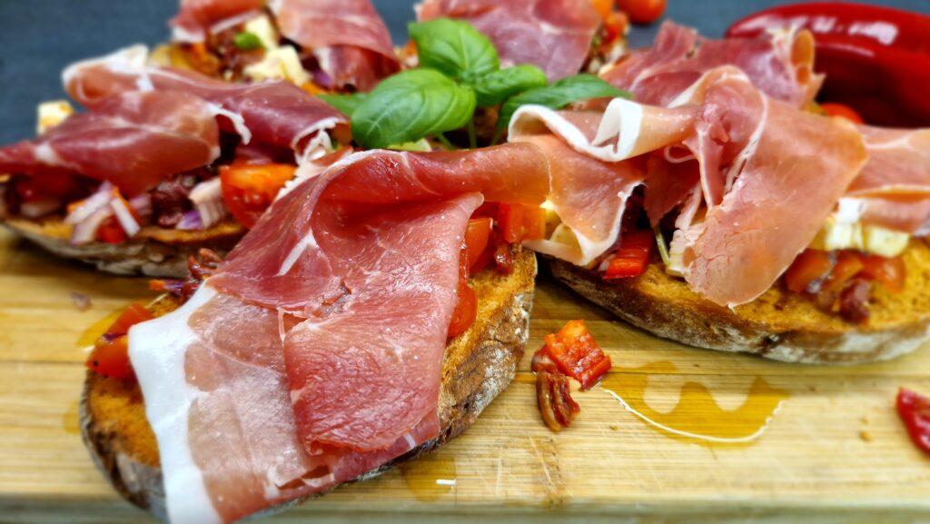 Sonkás bruschetta tálalva